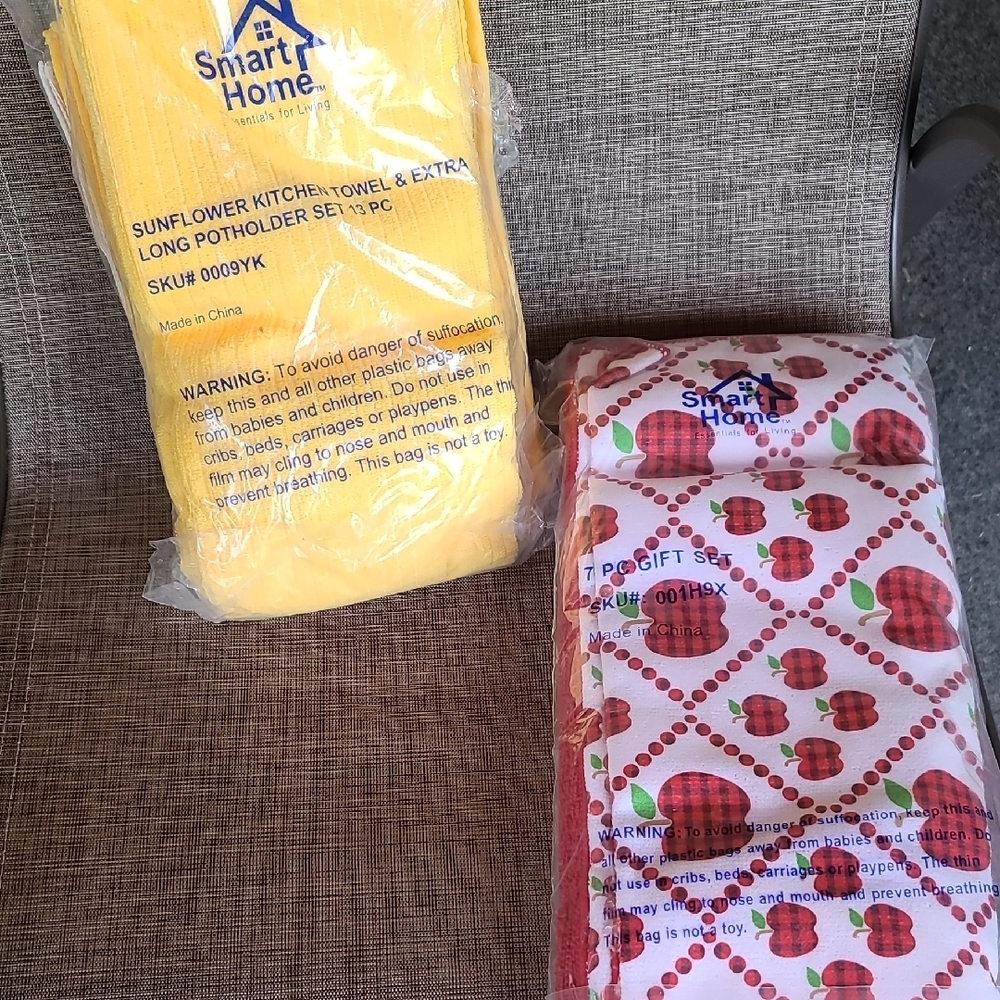 Kitchen Linens Set - Yellow and Red - Picture 2 of 3